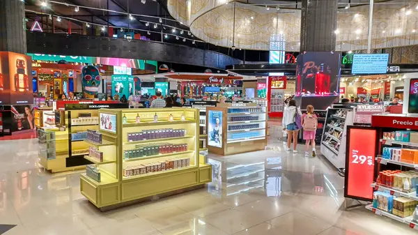 Cancun, Quintana Roo, Meksika - 20 Kasım 2023: Uluslararası Havalimanı Terminal 4 'teki Cancun gümrüksüz mağazasında