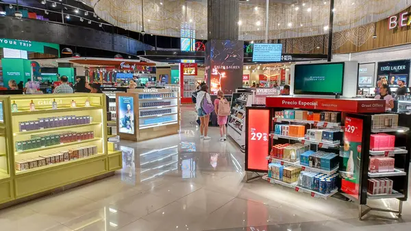 Cancun, Quintana Roo, Meksika - 20 Kasım 2023: Uluslararası Havalimanı Terminal 4 'teki Cancun gümrüksüz mağazasında