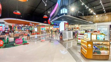 Cancun, Quintana Roo, Meksika - 20 Kasım 2023: Uluslararası Havalimanı Terminal 4 'teki Cancun gümrüksüz mağazasında