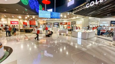 Cancun, Quintana Roo, Meksika - 20 Kasım 2023: Uluslararası Havalimanı Terminal 4 'teki Cancun gümrüksüz mağazasında