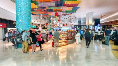 Cancun, Quintana Roo, Meksika - 20 Kasım 2023: Uluslararası Havalimanı Terminal 4 'teki Cancun gümrüksüz mağazasında
