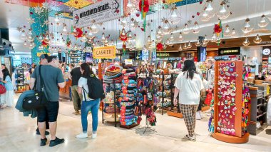 Cancun, Quintana Roo, Meksika - 20 Kasım 2023: Uluslararası Havalimanı Terminal 4 'teki Cancun gümrüksüz mağazasında