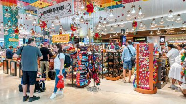 Cancun, Quintana Roo, Meksika - 20 Kasım 2023: Uluslararası Havalimanı Terminal 4 'teki Cancun gümrüksüz mağazasında