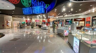 Cancun, Quintana Roo, Meksika - 20 Kasım 2023: Uluslararası Havalimanı Terminal 4 'teki Cancun gümrüksüz mağazasında