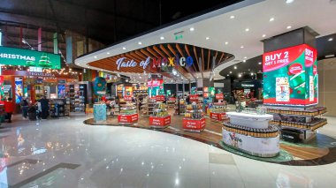 Cancun, Quintana Roo, Meksika - 20 Kasım 2023: Uluslararası Havalimanı Terminal 4 'teki Cancun gümrüksüz mağazasında