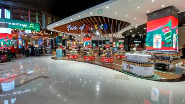 Cancun, Quintana Roo, Meksika - 20 Kasım 2023: Uluslararası Havalimanı Terminal 4 'teki Cancun gümrüksüz mağazasında