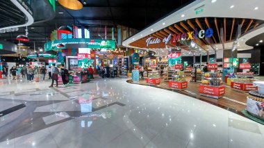 Cancun, Quintana Roo, Meksika - 20 Kasım 2023: Uluslararası Havalimanı Terminal 4 'teki Cancun gümrüksüz mağazasında