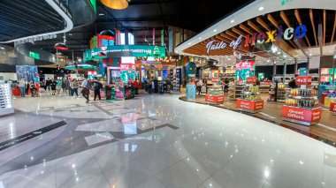 Cancun, Quintana Roo, Meksika - 20 Kasım 2023: Uluslararası Havalimanı Terminal 4 'teki Cancun gümrüksüz mağazasında