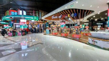 Cancun, Quintana Roo, Meksika - 20 Kasım 2023: Uluslararası Havalimanı Terminal 4 'teki Cancun gümrüksüz mağazasında