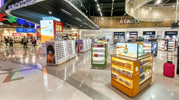 Cancun, Quintana Roo, Meksika - 20 Kasım 2023: Uluslararası Havalimanı Terminal 4 'teki Cancun gümrüksüz mağazasında