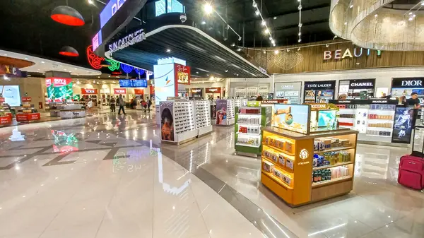 Cancun, Quintana Roo, Meksika - 20 Kasım 2023: Uluslararası Havalimanı Terminal 4 'teki Cancun gümrüksüz mağazasında