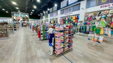 Playa del Carmen, Quintana Roo, Meksika - 20 Kasım 2023: Meksika 'daki bir mağazadaki el sanatları ve hediyelik eşyalarına bakın