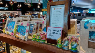 Playa del Carmen, Quintana Roo, Meksika - 20 Kasım 2023: Meksika 'daki bir mağazadaki el sanatları ve hediyelik eşyalarına bakın