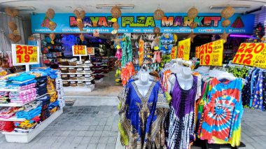 Playa del Carmen, Quintana Roo, Meksika - 20 Kasım 2023: Meksika 'daki bir mağazadaki el sanatları ve hediyelik eşyalarına bakın