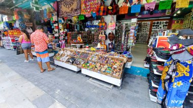 Playa del Carmen, Quintana Roo, Meksika - 20 Kasım 2023: Meksika 'daki bir mağazadaki el sanatları ve hediyelik eşyalarına bakın