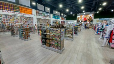 Playa del Carmen, Quintana Roo, Meksika - 20 Kasım 2023: Meksika 'daki bir mağazadaki el sanatları ve hediyelik eşyalarına bakın