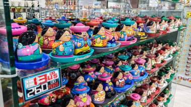 Playa del Carmen, Quintana Roo, Meksika - 20 Kasım 2023: Meksika 'daki bir mağazadaki el sanatları ve hediyelik eşyalarına bakın