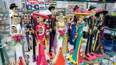 Playa del Carmen, Quintana Roo, Meksika - 20 Kasım 2023: Meksika 'daki bir mağazadaki el sanatları ve hediyelik eşyalarına bakın