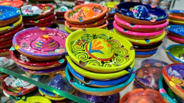 Playa del Carmen, Quintana Roo, Meksika - 20 Kasım 2023: Meksika 'daki bir mağazadaki el sanatları ve hediyelik eşyalarına bakın