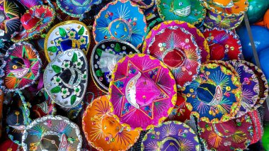 Playa del Carmen, Quintana Roo, Meksika - 20 Kasım 2023: Meksika 'daki bir mağazadaki el sanatları ve hediyelik eşyalarına bakın