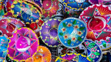 Playa del Carmen, Quintana Roo, Meksika - 20 Kasım 2023: Meksika 'daki bir mağazadaki el sanatları ve hediyelik eşyalarına bakın