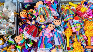 Playa del Carmen, Quintana Roo, Meksika - 20 Kasım 2023: Meksika 'daki bir mağazadaki el sanatları ve hediyelik eşyalarına bakın