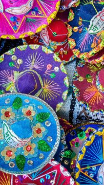 Playa del Carmen, Quintana Roo, Meksika - 20 Kasım 2023: Meksika 'daki bir mağazadaki el sanatları ve hediyelik eşyalarına bakın