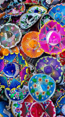 Playa del Carmen, Quintana Roo, Meksika - 20 Kasım 2023: Meksika 'daki bir mağazadaki el sanatları ve hediyelik eşyalarına bakın