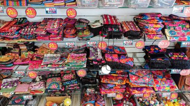 Playa del Carmen, Quintana Roo, Meksika - 20 Kasım 2023: Meksika 'daki bir mağazadaki el sanatları ve hediyelik eşyalarına bakın