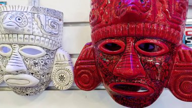 Playa del Carmen, Quintana Roo, Meksika - 20 Kasım 2023: Meksika 'daki bir mağazadaki el sanatları ve hediyelik eşyalarına bakın