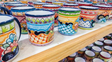 Playa del Carmen, Quintana Roo, Meksika - 20 Kasım 2023: Meksika 'daki bir mağazadaki el sanatları ve hediyelik eşyalarına bakın