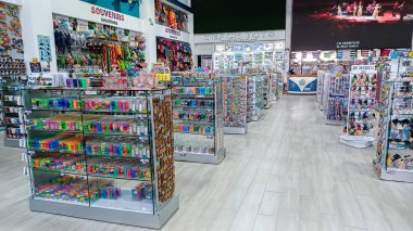 Playa del Carmen, Quintana Roo, Meksika - 20 Kasım 2023: Meksika 'daki bir mağazadaki el sanatları ve hediyelik eşyalarına bakın