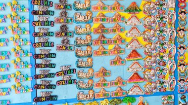 Playa del Carmen, Quintana Roo, Meksika - 20 Kasım 2023: Meksika 'daki bir mağazadaki el sanatları ve hediyelik eşyalarına bakın