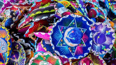 Playa del Carmen, Quintana Roo, Meksika - 20 Kasım 2023: Meksika 'daki bir mağazadaki el sanatları ve hediyelik eşyalarına bakın