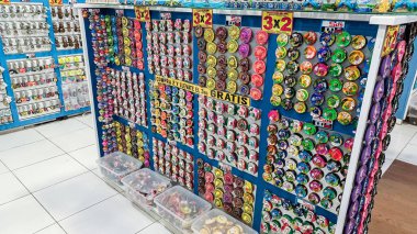 Playa del Carmen, Quintana Roo, Meksika - 20 Kasım 2023: Meksika 'daki bir mağazadaki el sanatları ve hediyelik eşyalarına bakın