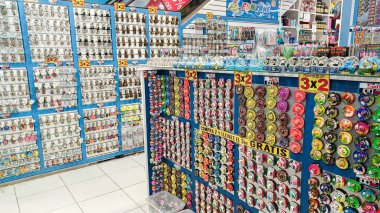 Playa del Carmen, Quintana Roo, Meksika - 20 Kasım 2023: Meksika 'daki bir mağazadaki el sanatları ve hediyelik eşyalarına bakın