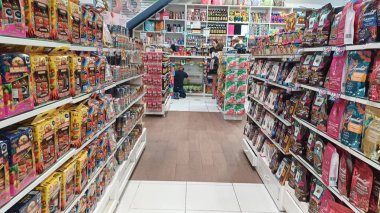 Playa del Carmen, Quintana Roo, Meksika - 20 Kasım 2023: Meksika 'daki bir mağazadaki el sanatları ve hediyelik eşyalarına bakın