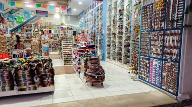 Playa del Carmen, Quintana Roo, Meksika - 20 Kasım 2023: Meksika 'daki bir mağazadaki el sanatları ve hediyelik eşyalarına bakın