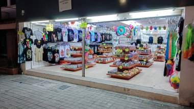 Playa del Carmen, Quintana Roo, Meksika - 20 Kasım 2023: Meksika 'daki bir mağazadaki el sanatları ve hediyelik eşyalarına bakın