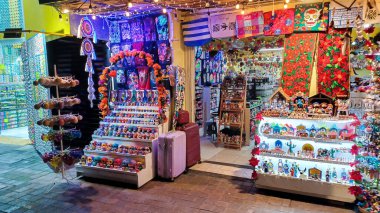 Playa del Carmen, Quintana Roo, Meksika - 20 Kasım 2023: Meksika 'daki bir mağazadaki el sanatları ve hediyelik eşyalarına bakın