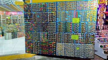 Playa del Carmen, Quintana Roo, Meksika - 20 Kasım 2023: Meksika 'daki bir mağazadaki el sanatları ve hediyelik eşyalarına bakın