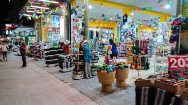 Playa del Carmen, Quintana Roo, Meksika - 20 Kasım 2023: Meksika 'daki bir mağazadaki el sanatları ve hediyelik eşyalarına bakın