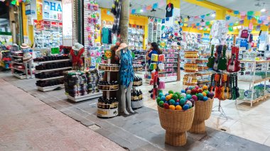 Playa del Carmen, Quintana Roo, Meksika - 20 Kasım 2023: Meksika 'daki bir mağazadaki el sanatları ve hediyelik eşyalarına bakın