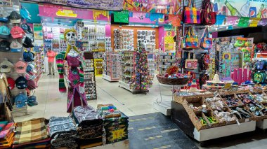 Playa del Carmen, Quintana Roo, Meksika - 20 Kasım 2023: Meksika 'daki bir mağazadaki el sanatları ve hediyelik eşyalarına bakın
