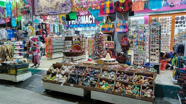 Playa del Carmen, Quintana Roo, Meksika - 20 Kasım 2023: Meksika 'daki bir mağazadaki el sanatları ve hediyelik eşyalarına bakın