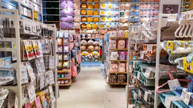 Playa del Carmen, Quintana Roo, Meksika - 20 Kasım 2023: Mini şirket mağazasının koridorlarında iç manzara