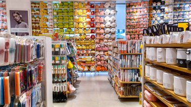 Playa del Carmen, Quintana Roo, Meksika - 20 Kasım 2023: Mini şirket mağazasının koridorlarında iç manzara