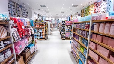 Playa del Carmen, Quintana Roo, Meksika - 20 Kasım 2023: Mini şirket mağazasının koridorlarında iç manzara