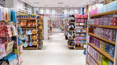 Playa del Carmen, Quintana Roo, Meksika - 20 Kasım 2023: Mini şirket mağazasının koridorlarında iç manzara