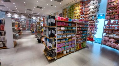 Playa del Carmen, Quintana Roo, Meksika - 20 Kasım 2023: Mini şirket mağazasının koridorlarında iç manzara